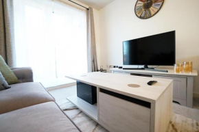 Deluxe Two Bedroom Serviced Apartment by Hampshire Stays - Southampton Eastleigh Near M3 and M27